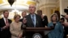 El líder republicano en el Senado de EEUU, Mitch McConnell, habla a la prensa tras un almuerzo del caucus de su partido, en el Capitolio de Washington D. C., el 7 de noviembre de 2023.