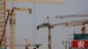 北京一处建筑工地林立的塔吊。（2021年1月13日）