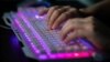 Prince, anggota kelompok peretas Red Hacker Alliance, sedang memantau situs web yang memonitor serangan siber global dari kantor mereka di Dongguan, Provinsi Guangdong, China, 4 Agustus 2020. (Foto: Nicolas Asfouri/AFP)